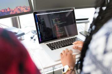Why UK Businesses Should Hire SaaS Developers in the USA and Partner with a Leading Mobile App Building Company